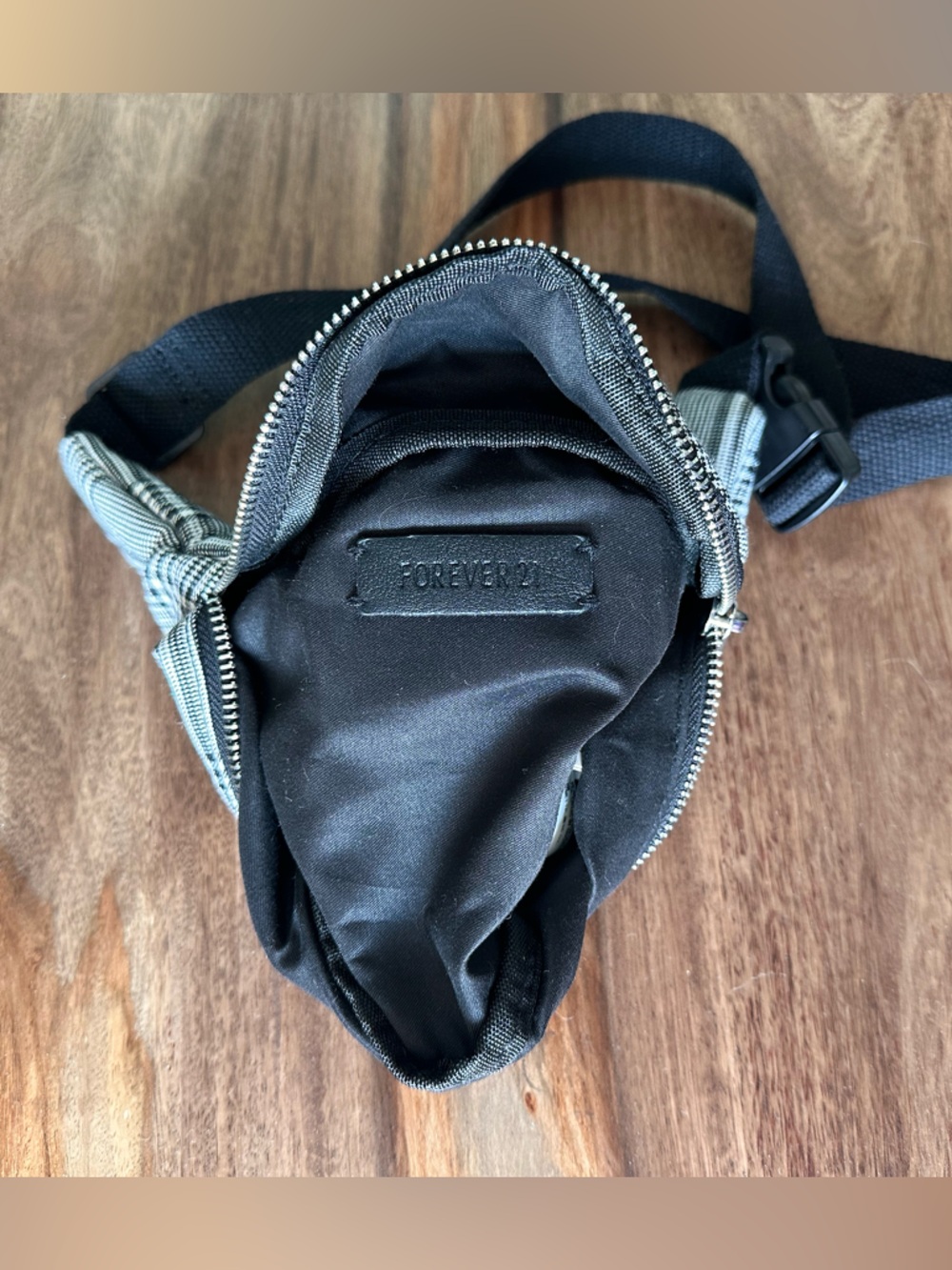 Fanny pack belt bag black & white plaid Stripes Waist Bag NWOT zipper Forever 21 - Picture 5 of 17
